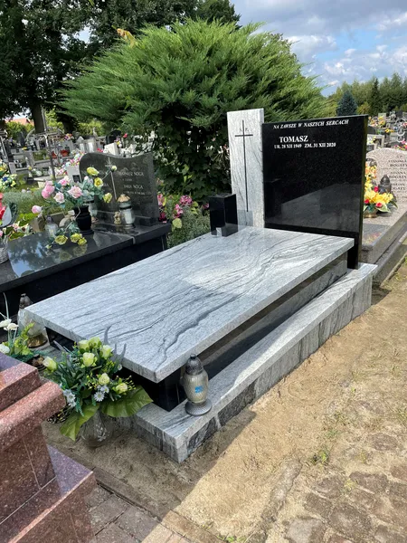 Grobowiec Viscount White z czarną stelą Monumental, widok boczno-frontowy eksponujący wyraźne smugi granitu, cmentarz Kraków, Kamileo.