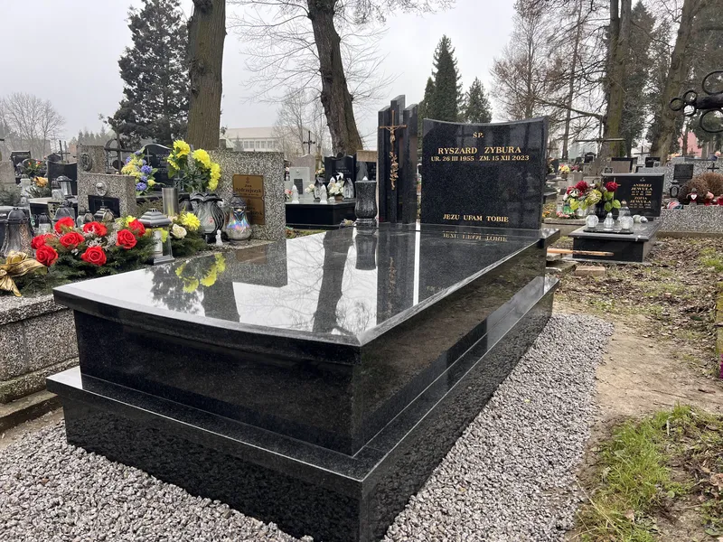 Grobowiec Impala z płaską lustrzaną płytą i stelą z napisem Jezu Ufam Tobie, świeży montaż zimą, cmentarz Kraków, realizacja Kamileo.