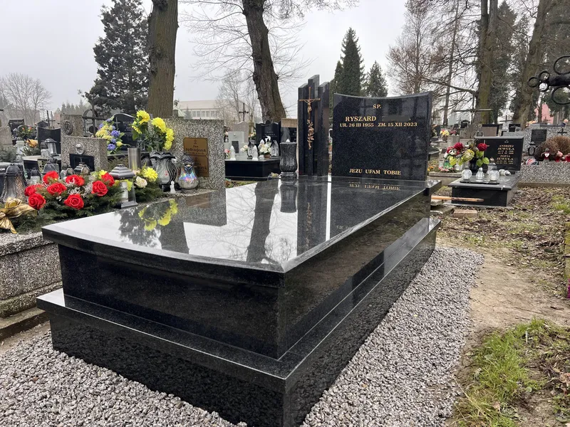 Grobowiec Impala z płytą nakrywową i tablicą drugiego pochówku, zimowe ujęcie z kolorowymi kwiatami, cmentarz Kraków, Kamileo.