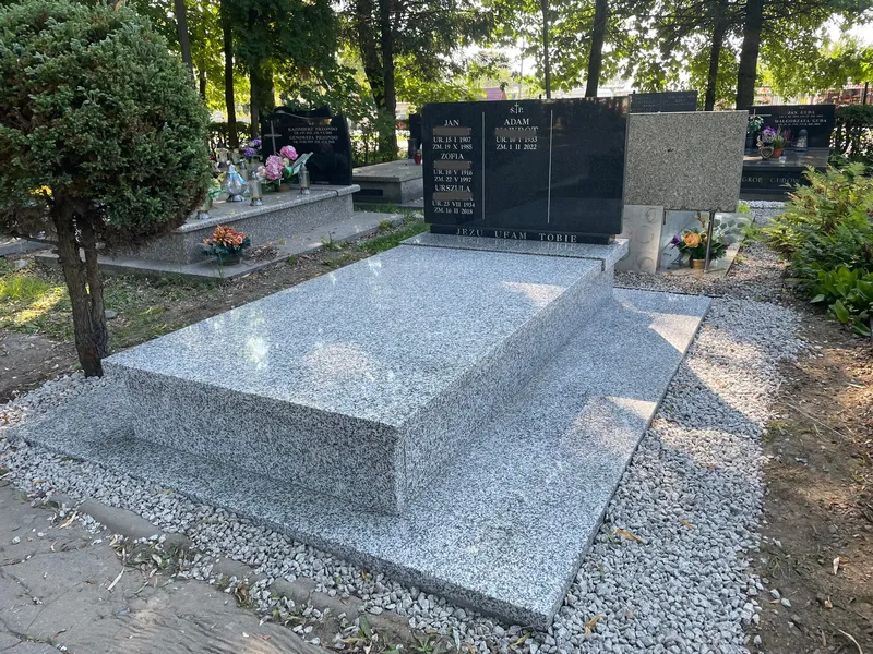 Podwójny grobowiec rodzinny Impala z jasną płytą Tarn i stelą czteroosobową, cmentarz Kraków, realizacja Kamileo.