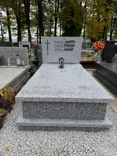 Grobowiec z jasnego granitu Tarn z czarną stelą z krzyżem i tablicą trzyosobową, jesień, cmentarz Kraków, realizacja Kamileo.