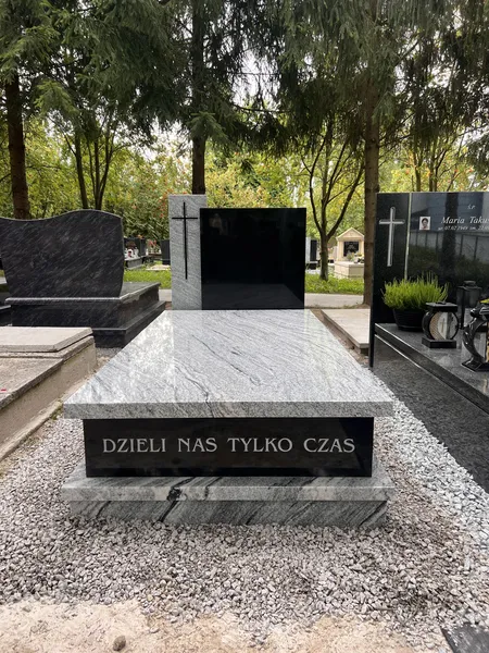 Grobowiec Viscount White z czarną stelą Monumental i sentencją Dzieli nas tylko czas na podstawie, cmentarz Kraków, realizacja Kamileo.