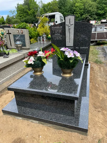 Nagrobek Impala ze stelą z metalowym krzyżem i dwiema brązowymi wazonami, napis Pamięci na zawsze, świeży montaż, realizacja Kamileo Kraków.