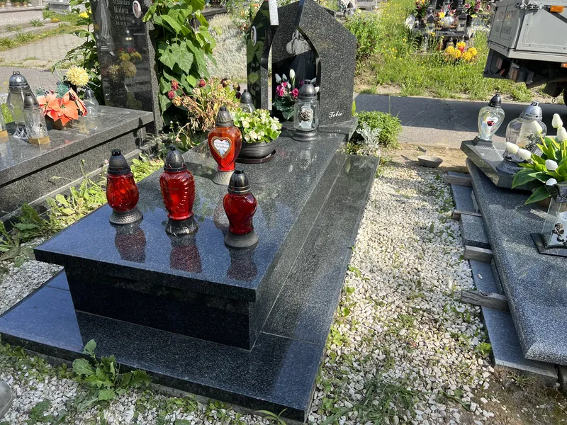 Nagrobek Impala z łukową stelą z portretem i aplikacją serca, widok z góry na płytę z lampionami, cmentarz Kraków, realizacja Kamileo.