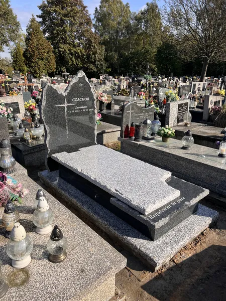 Nagrobek z granitu Impala z stelą o nieregularnej, łupanej krawędzi i inskrypcją Requiescat in pace, cmentarz Kraków, realizacja Kamileo.