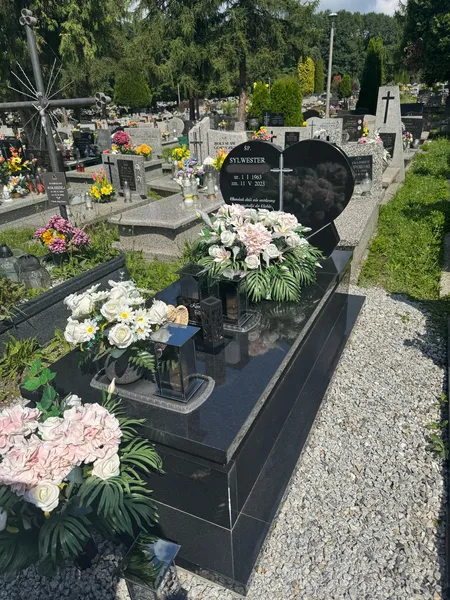 Czarny nagrobek z granitu Monumental z wyjątkową stelą w kształcie serca, artystyczna realizacja kamieniarska Kamileo Kraków.