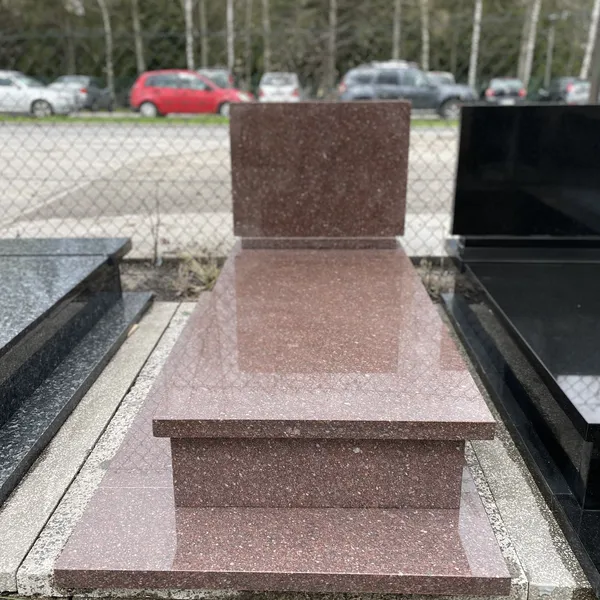 Nowy nagrobek z wiśniowo-różowego granitu Tolkowski widok boczny, zdjęcie z zakładu Kamileo Kraków przed dostarczeniem na cmentarz.