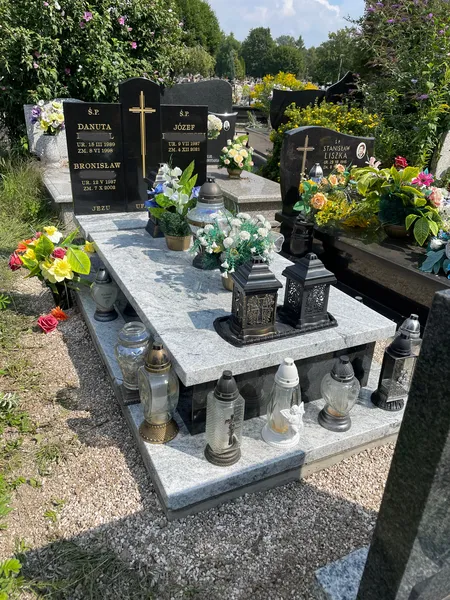 Dwa nagrobki jednopłytowe Viscount White z czarnymi stelami Monumental ustawione obok siebie w kwaterze, cmentarz Kraków, realizacja Kamileo.