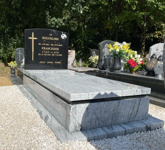 Zbliżenie na pomnik Viscount White z czarną stelą Monumental, złotym krzyżem i dwustopniową podstawą granitową, cmentarz Kraków, Kamileo.
