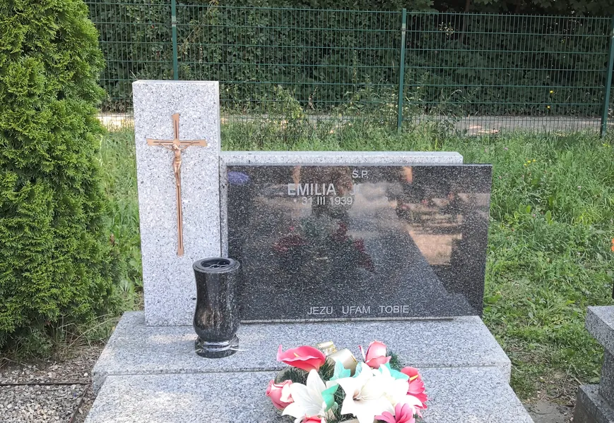 Nakładka napisowa z czarnego polerowanego granitu z pozłacaną inskrypcją zamontowana na istniejącym pomniku, renowacja nagrobka przez Kamileo Kraków.
