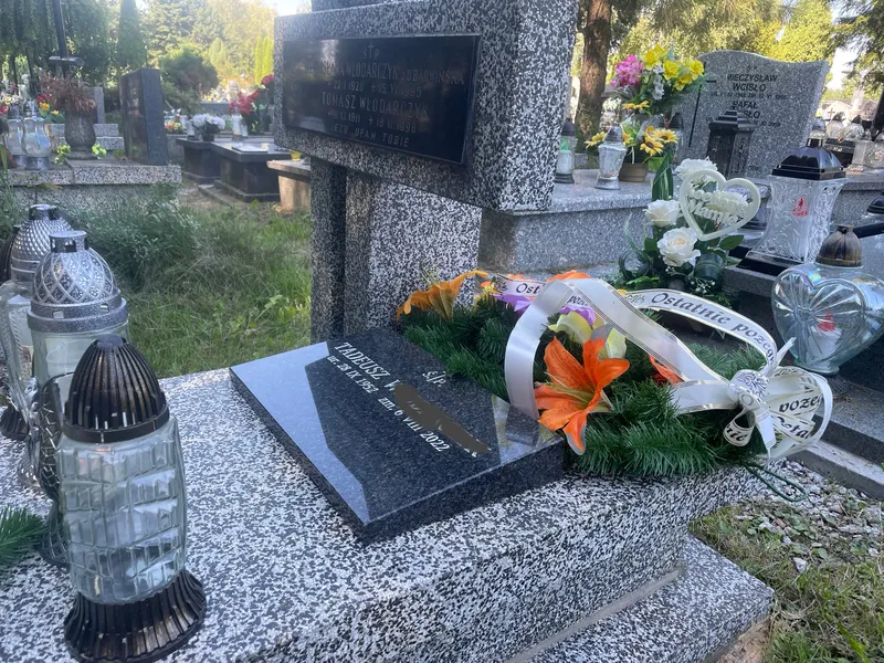 Granitowa poduszka napisowa z ciemnoszarego granitu Tarn Impala z wygrawerowaną inskrypcją na nagrobku, realizacja Kamileo Kraków.