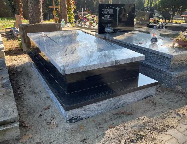 Grobowiec sarkofag z jasną pokrywą granitu Viscount White i czarną podstawą Monumental, widok boczny, realizacja Kamileo Kraków.