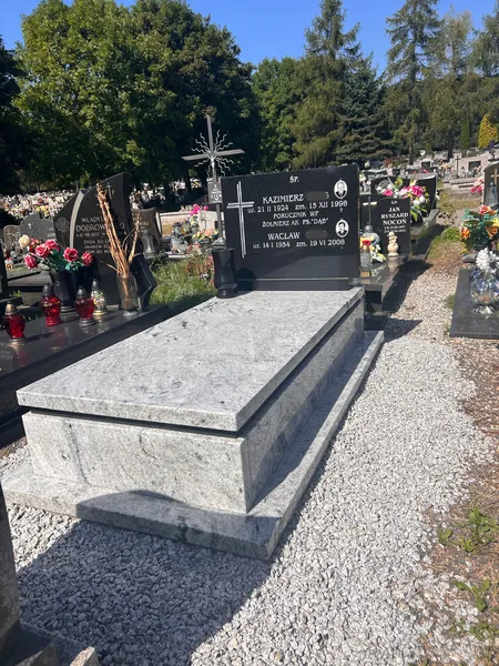 Nagrobek pojedynczy z jasnej płyty granitu Viscount White z czarną tablicą inskrypcyjną, ujęcie skośne, realizacja Kamileo Kraków.