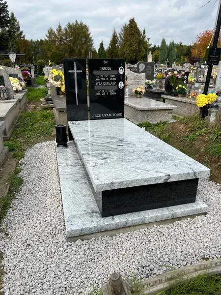 Nowoczesny nagrobek z czarną stelą granitową i poziomą płytą Viscount White, widok frontalny na cmentarzu w Krakowie, realizacja Kamileo.